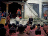 Lidija pjeva pred budistikim sveenicima, Kirtipur (Tibet), 1997.